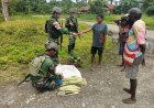 Satgas Marinir Ciptakan Kedekatan Lewat Borong Hasil Kebun di Papua