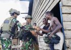 Sentuhan Hangat Marinir di Yahukimo: Berbagi Pakaian, Membangun Asa